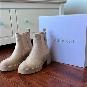 NWT 🆕 Madden Girl Tan Chelsea Ankle Boots with Chunky Sole